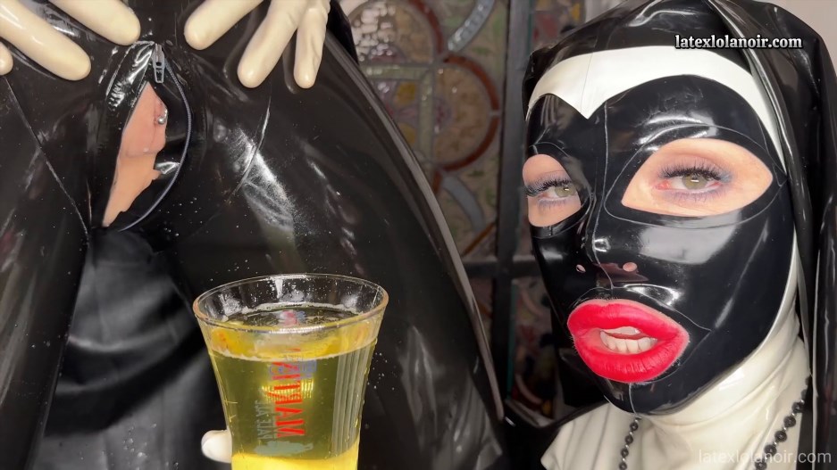 LatexLolaNoir - Producing the Holy Water